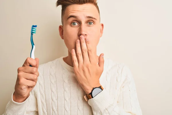 Joven Hombre Guapo Sosteniendo Cepillo Dientes Pie Sobre Fondo Blanco — Foto de Stock