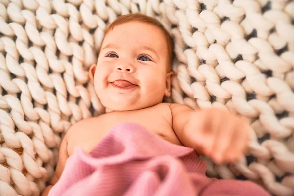 Bebê Adorável Deitado Sobre Cobertor Sofá Sorrindo Feliz Casa Recém — Fotografia de Stock