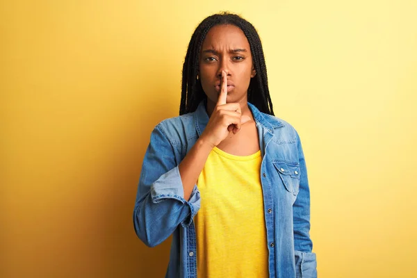 Młoda Afroamerykanka Dżinsowej Koszuli Stojąca Nad Odizolowanym Żółtym Tłem Prosząca — Zdjęcie stockowe