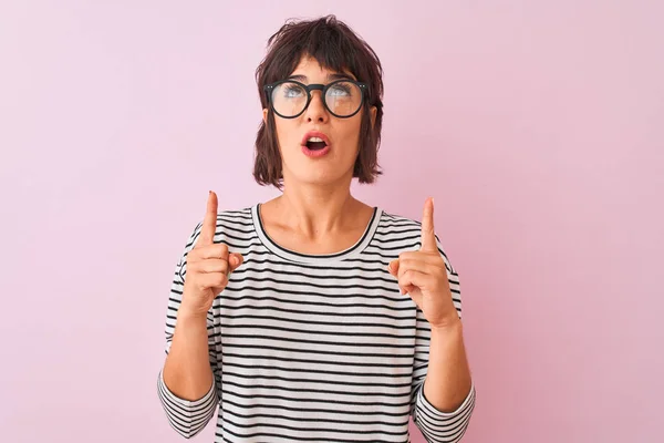 Jovem Bela Mulher Vestindo Listrado Shirt Óculos Sobre Isolado Rosa — Fotografia de Stock