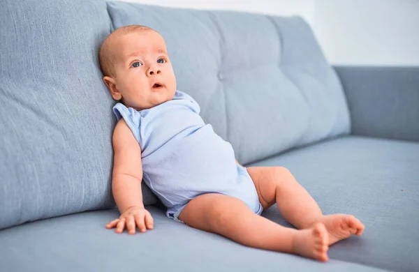 Adorable Bebé Acostado Sofá Casa Recién Nacido Relajante Descansando Cómodo —  Fotos de Stock