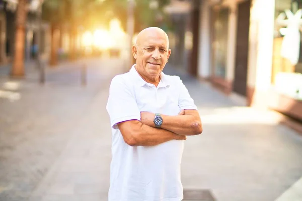 Hombre Guapo Mayor Sonriendo Feliz Confiado Pie Con Sonrisa Cara — Foto de Stock