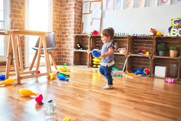 Schönes Kleinkind Mit Buntem Plastikgeschirr Kindergarten — Stockfoto