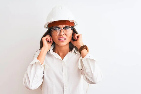 Jonge Mooie Architect Vrouw Draagt Helm Bril Geïsoleerde Witte Achtergrond — Stockfoto