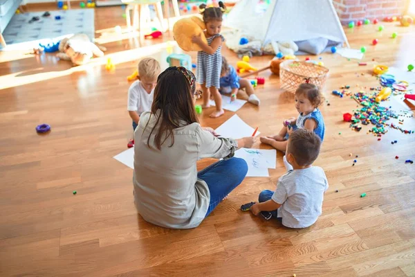 Schöne Lehrerin Und Gruppe Von Kleinkindern Die Auf Dem Boden — Stockfoto