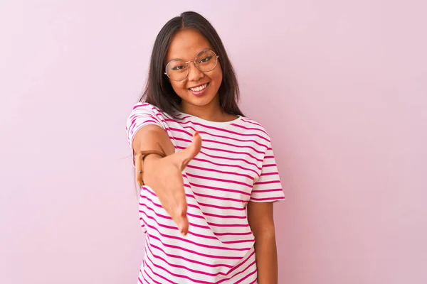 Jonge Chinese Vrouw Draagt Gestreept Shirt Bril Geïsoleerde Roze Achtergrond — Stockfoto