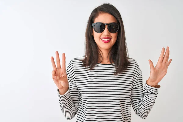 Chinese Vrouw Draagt Gestreept Shirt Zonnebril Staan Geïsoleerde Witte Achtergrond — Stockfoto