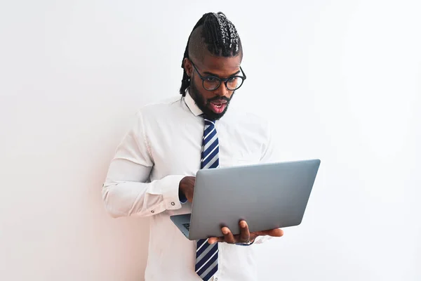 Afro Amerikaanse Zakenman Met Vlechten Met Behulp Van Laptop Geïsoleerde — Stockfoto