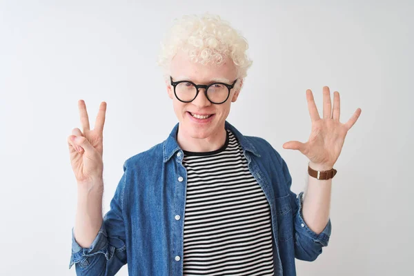 Ung Albino Blond Man Bär Jeanströja Och Glasögon Över Isolerad — Stockfoto