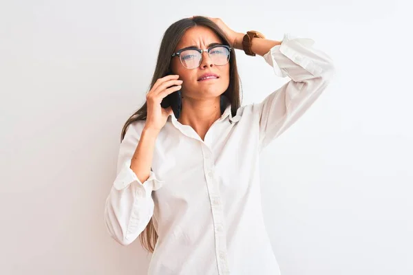 Ung Affärskvinna Bär Glasögon Talar Smartphone Över Isolerad Vit Bakgrund — Stockfoto