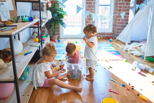 Adoráveis Crianças Brincando Torno Muitos Brinquedos Jardim Infância — Fotografia de Stock