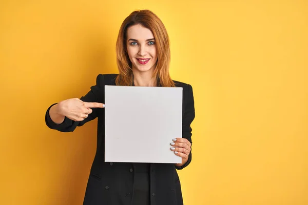 Junge Rothaarige Geschäftsfrau Mit Klaren Augen Die Banner Über Isoliertem — Stockfoto