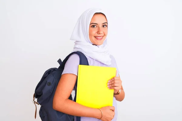 Arap Öğrenci Kız Tesettürlü Sırt Çantalı Zole Edilmiş Beyaz Arka — Stok fotoğraf