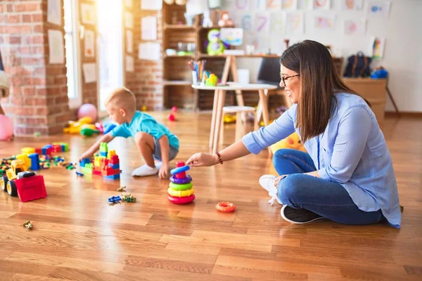 Unga Kaukasiska Barn Leker Lekskolan Med Lärare Mor Och Son — Stockfoto