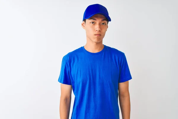 Livreur Chinois Portant Shirt Bleu Bonnet Debout Sur Fond Blanc — Photo