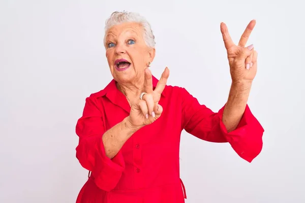 Senior Grijsharige Vrouw Met Een Rood Casual Shirt Een Geïsoleerde — Stockfoto