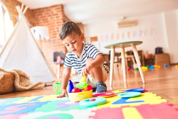 Prachtige Peuter Jongen Zit Puzzel Spelen Maaltijden Met Plastic Borden — Stockfoto