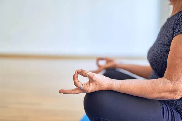 Mujer Deportiva Hermosa Mediana Edad Sentada Esterilla Practicando Yoga Haciendo — Foto de Stock