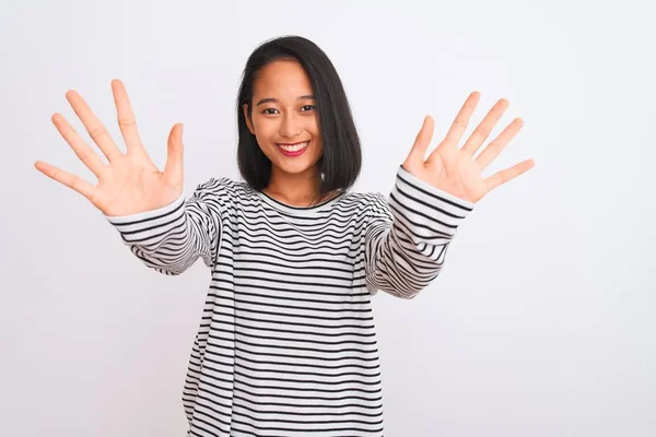 Joven Mujer China Vistiendo Camiseta Rayas Pie Sobre Fondo Blanco — Foto de Stock