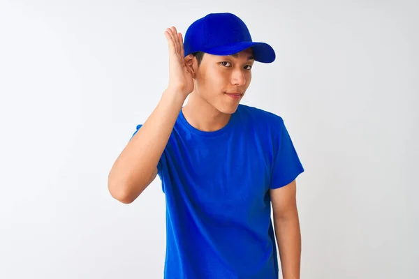 Kinesisk Budbärare Bär Blå Shirt Och Mössa Stående Över Isolerad — Stockfoto