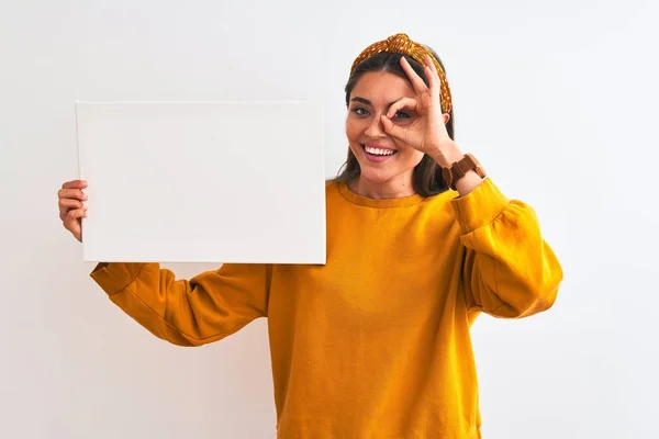 Giovane Bella Donna Indossa Diadema Tenendo Banner Sfondo Bianco Isolato — Foto Stock