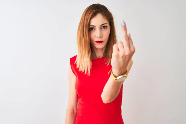 Pelirroja Mujer Negocios Con Elegante Vestido Rojo Pie Sobre Fondo — Foto de Stock