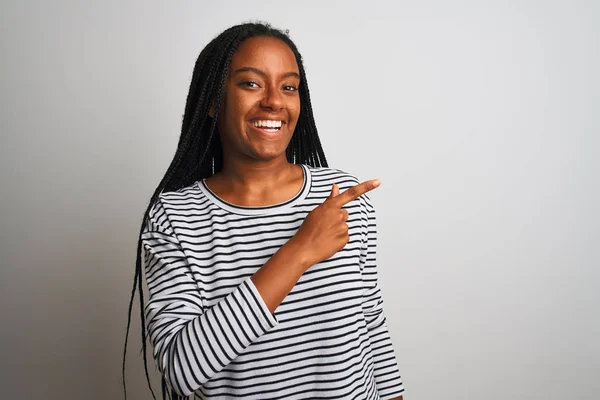 Çizgili Tişört Giyen Genç Afro Amerikalı Kadın Izole Edilmiş Beyaz — Stok fotoğraf