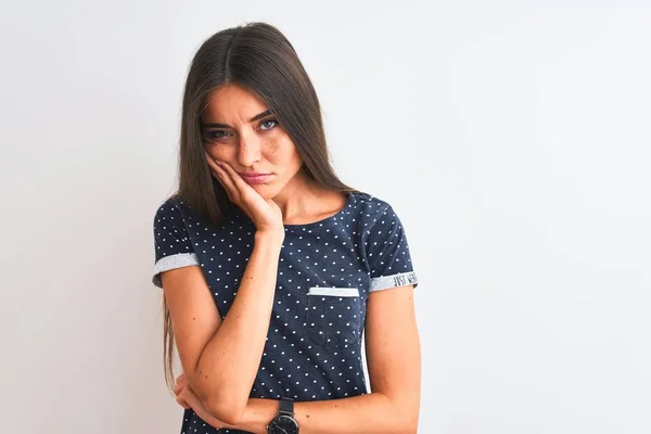 Mujer Hermosa Joven Vistiendo Azul Camiseta Casual Pie Sobre Fondo —  Fotos de Stock