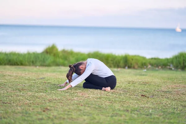 Young Beautiful Sportwoman Practicing Yoga Coach Teaching Postures Park — Stock Photo, Image