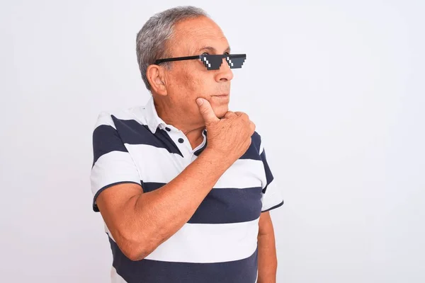 Älterer Grauhaariger Mann Mit Gestreiftem Polo Und Sonnenbrille Über Isoliertem — Stockfoto