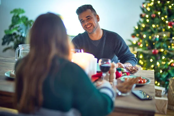 Joven Hermosa Pareja Sonriendo Feliz Confiada Comer Comida Celebrando Navidad —  Fotos de Stock