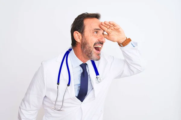Arzt Mittleren Alters Der Mit Mantel Und Stethoskop Vor Isoliertem — Stockfoto