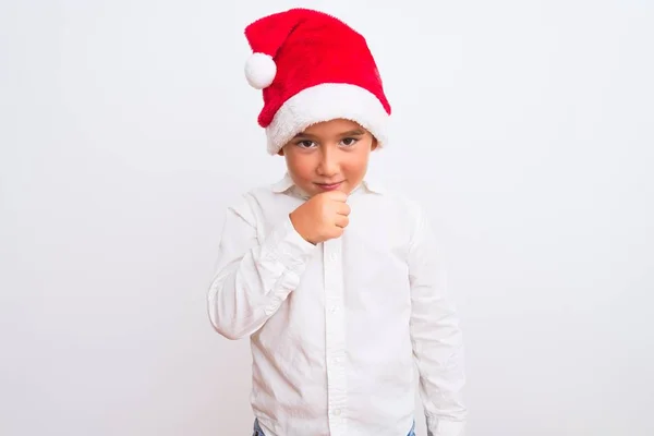 漂亮的小男孩戴着圣诞圣诞老人的帽子 站在孤独的白色背景上 感到身体不适 咳嗽是感冒或支气管炎的症状 保健概念 — 图库照片