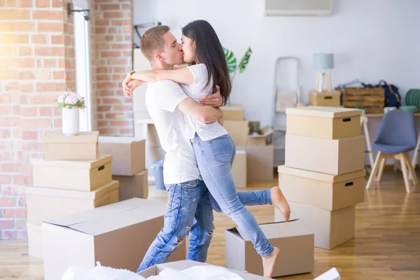 Jovem Lindo Casal Abraçando Nova Casa Torno Caixas Papelão — Fotografia de Stock