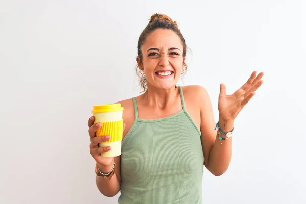 Junge Schöne Rothaarige Frau Trinkt Kaffee Zum Mitnehmen Vor Isoliertem — Stockfoto