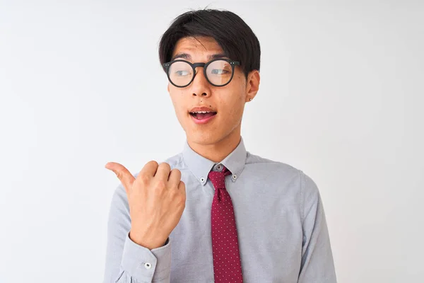 Chiński Biznesmen Noszący Krawat Okulary Stojący Nad Odizolowanym Białym Tle — Zdjęcie stockowe