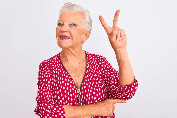 Senior Mulher Cabelos Grisalhos Vestindo Casaco Casual Vermelho Sobre Fundo — Fotografia de Stock