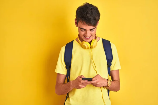 Ragazzo Adolescente Con Cuffie Utilizzando Smartphone Sfondo Isolato Con Viso — Foto Stock