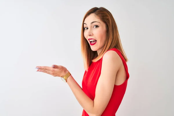 Empresária Ruiva Vestindo Vestido Vermelho Elegante Sobre Fundo Branco Isolado — Fotografia de Stock