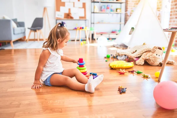 Joven Niña Rubia Hermosa Disfrutando Escuela Juego Con Juguetes Jardín — Foto de Stock