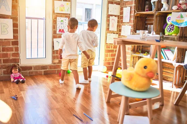 Entzückende Blonde Zwillinge Spielen Kindergarten Jede Menge Spielzeug — Stockfoto