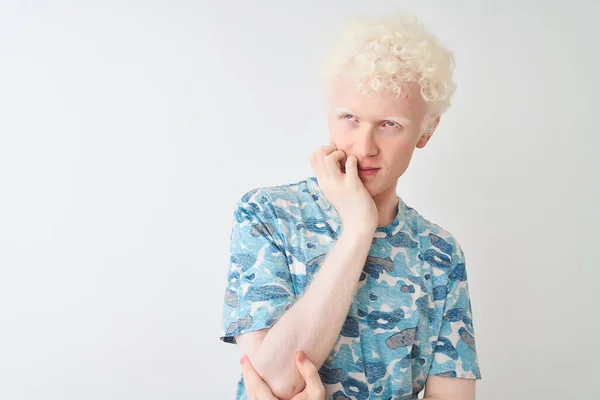 Młody Albinos Blond Mężczyzna Luźnej Koszulce Stoi Nad Odizolowanym Białym — Zdjęcie stockowe