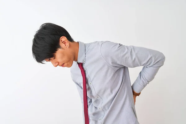 Chiński Biznesmen Noszący Elegancki Krawat Stojący Nad Odizolowanym Białym Tłem — Zdjęcie stockowe