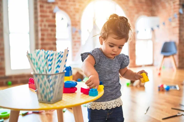 Hermoso Niño Jugando Con Los Bloques Construcción Juguetes Jardín Infantes —  Fotos de Stock