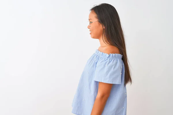 Jovem Chinesa Vestindo Camiseta Azul Óculos Sobre Fundo Branco Isolado — Fotografia de Stock