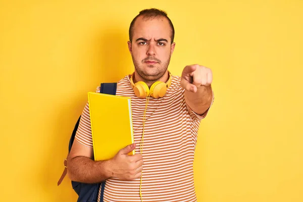 Estudiante Con Auriculares Mochila Sosteniendo Cuaderno Sobre Fondo Amarillo Aislado — Foto de Stock