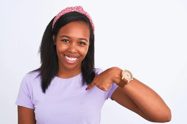 Hermosa Joven Afroamericana Mujer Usando Una Diadema Sobre Fondo Aislado —  Fotos de Stock