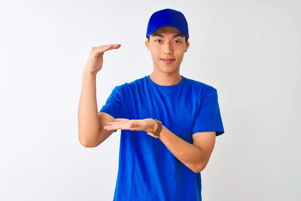 Entregador Chinês Vestindo Camiseta Azul Boné Sobre Fundo Branco Isolado — Fotografia de Stock