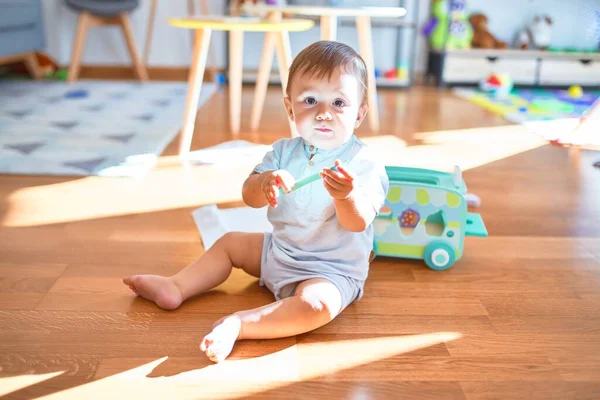 Entzückendes Kleinkind Das Kindergarten Auf Dem Boden Sitzt Und Mit — Stockfoto