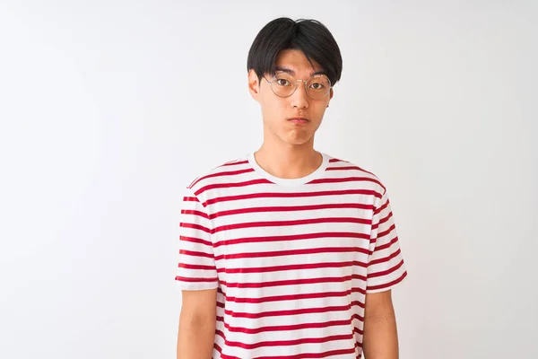 Jovem Chinês Vestindo Óculos Camiseta Listrada Sobre Fundo Branco Isolado — Fotografia de Stock